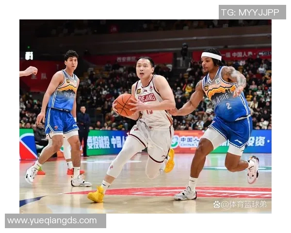 以身高两米的足球球星为核心展开球队战术新格局