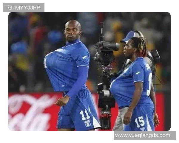 当足球巨星们激情接吻引发场内外热议与球迷情感共鸣